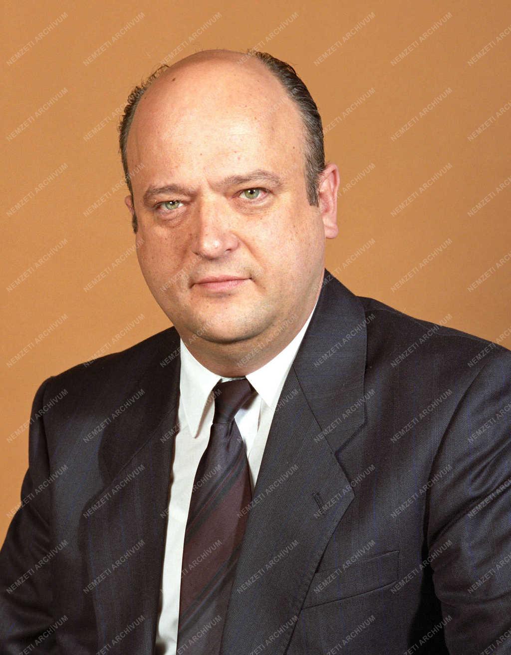 Személy - Dr. Kemenes Ernő