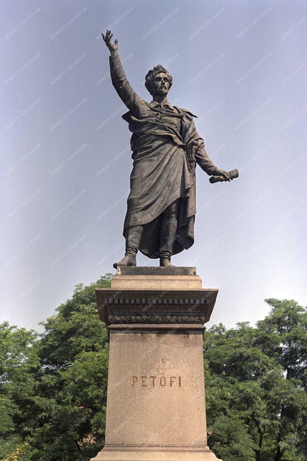 Városkép - Budapest - Petőfi szobor