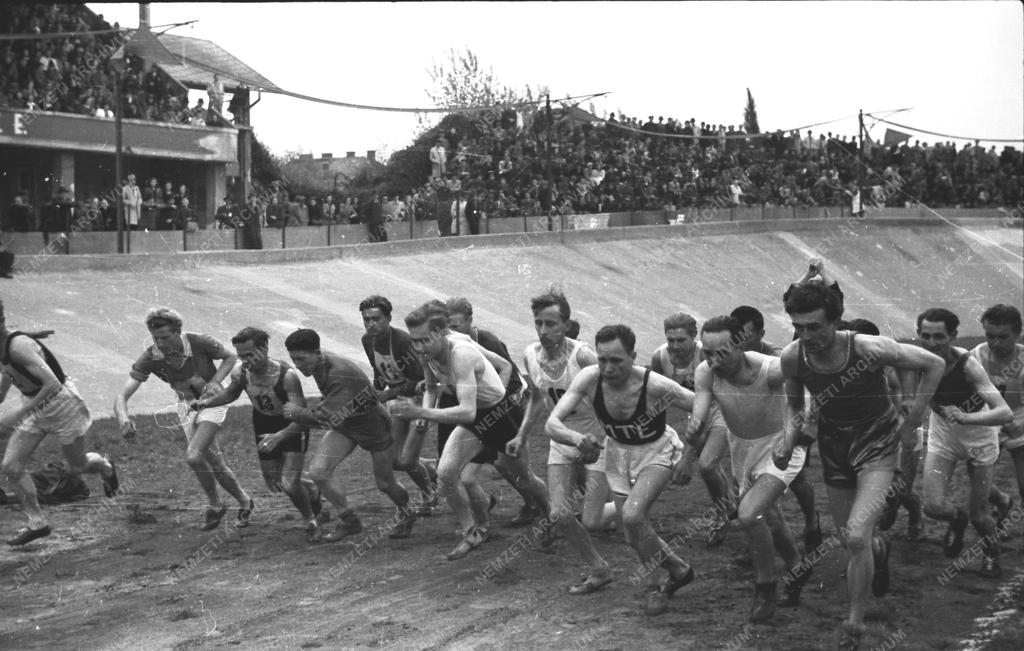 Ünnep - Az első szabad Május 1. - A Millenáris pályán rendezett sportünnepség