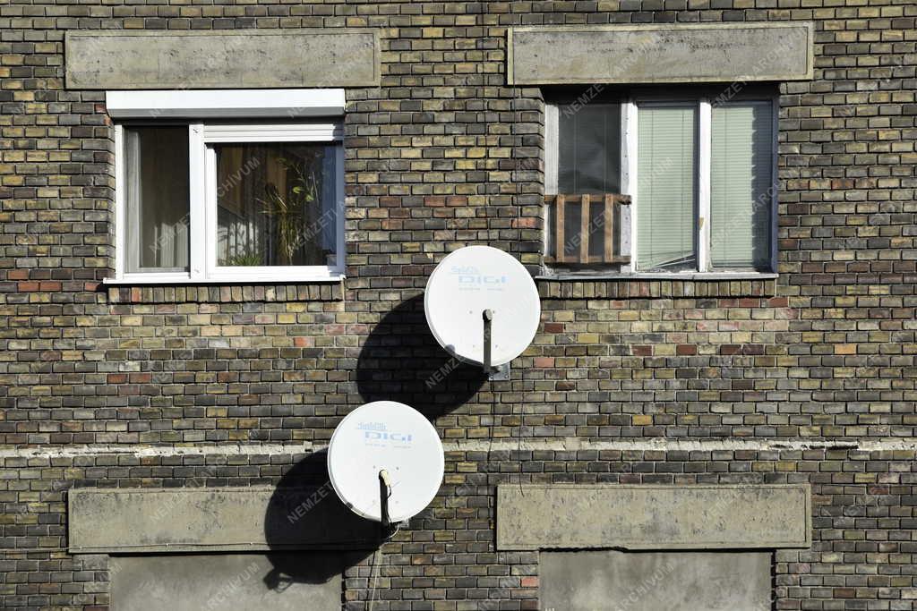 Városkép - Budapest - Parabola antennák egy kőbányai lakóházon