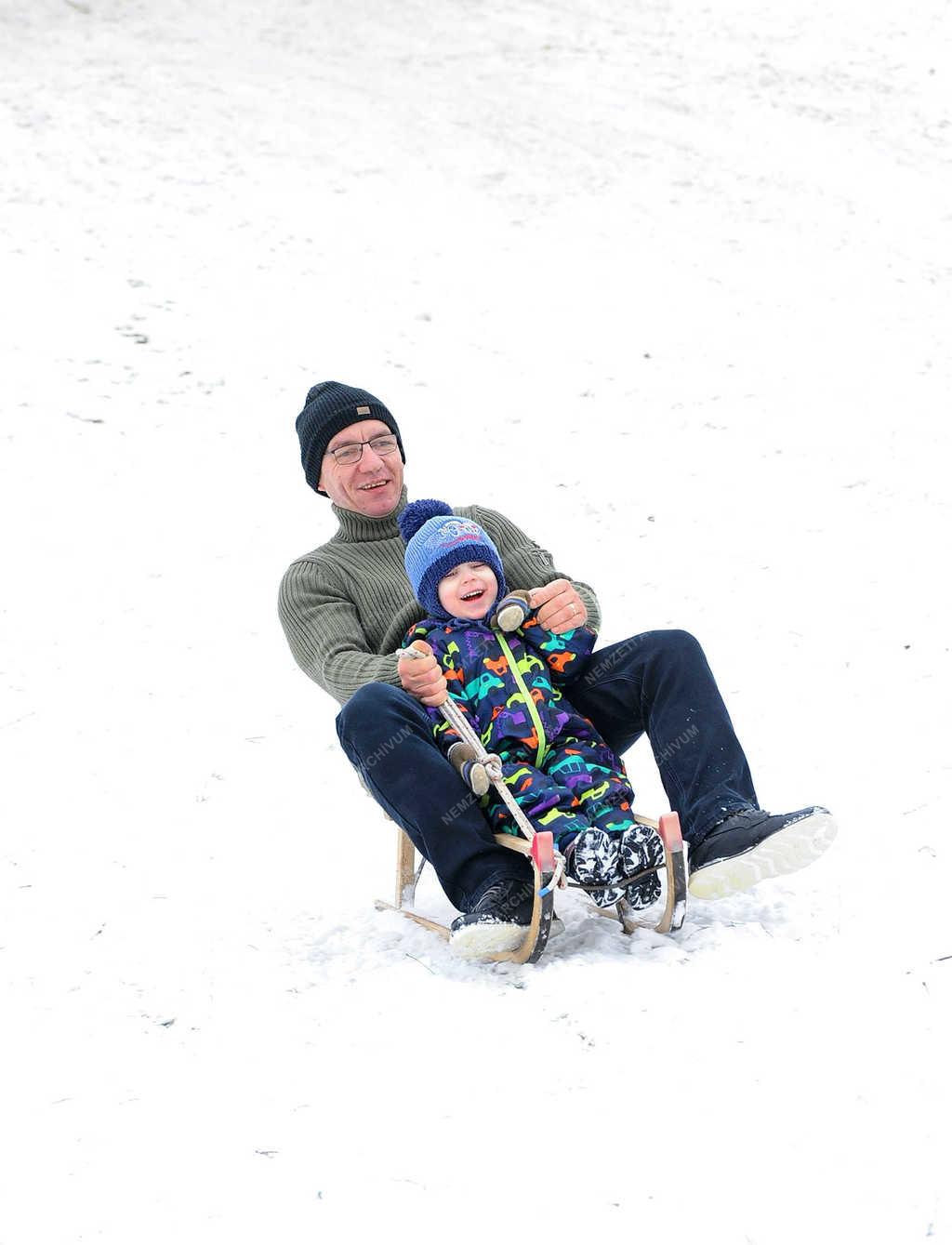 Időjárás - Debrecen - Szánkózás márciusban 