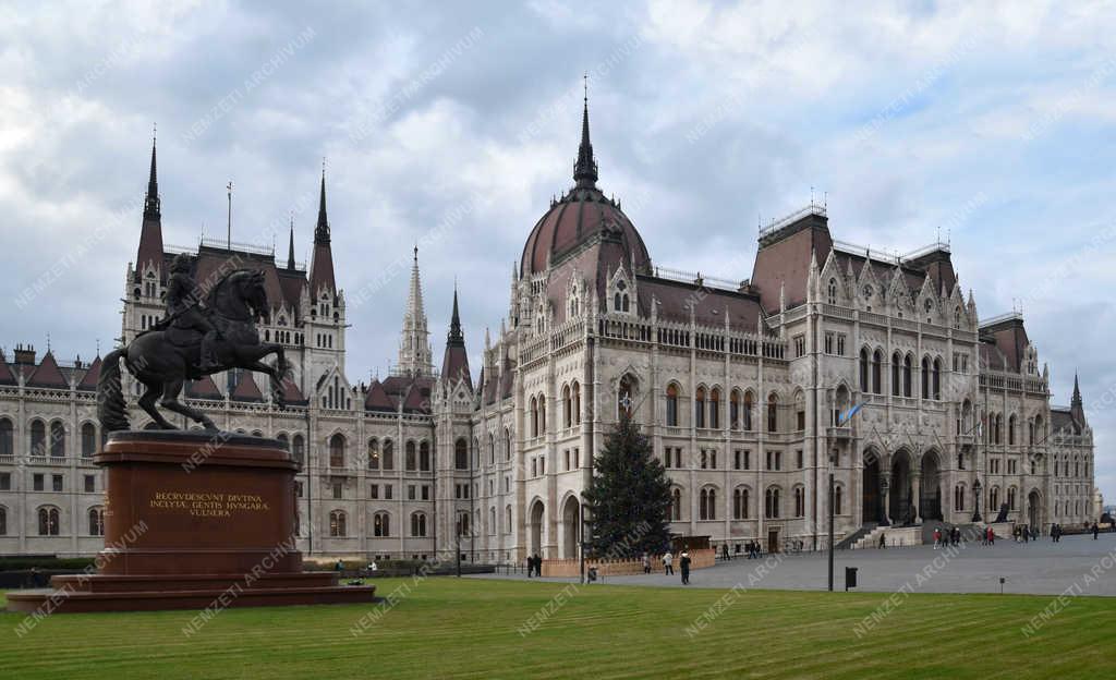 Városkép - Budapest - Kossuth Lajos tér