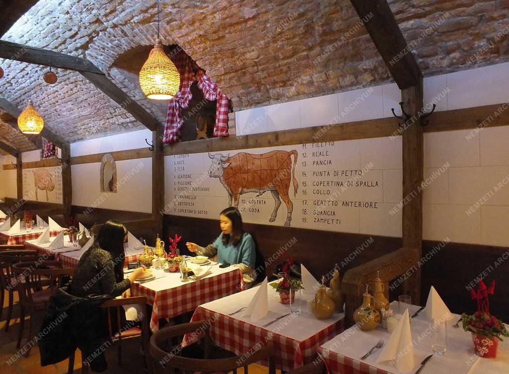 Vendéglátás - Budapest - Vendégek a La Botte Étteremben
