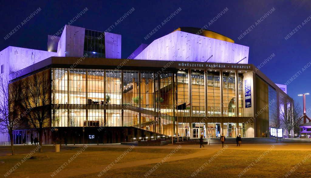 Kultúra - Budapest - A Müpa épülete esti színes kivilágításban