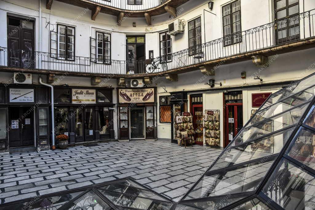 Kereskedelem - Budapest - Bevásárlóudvar a belvárosi Váci utcában