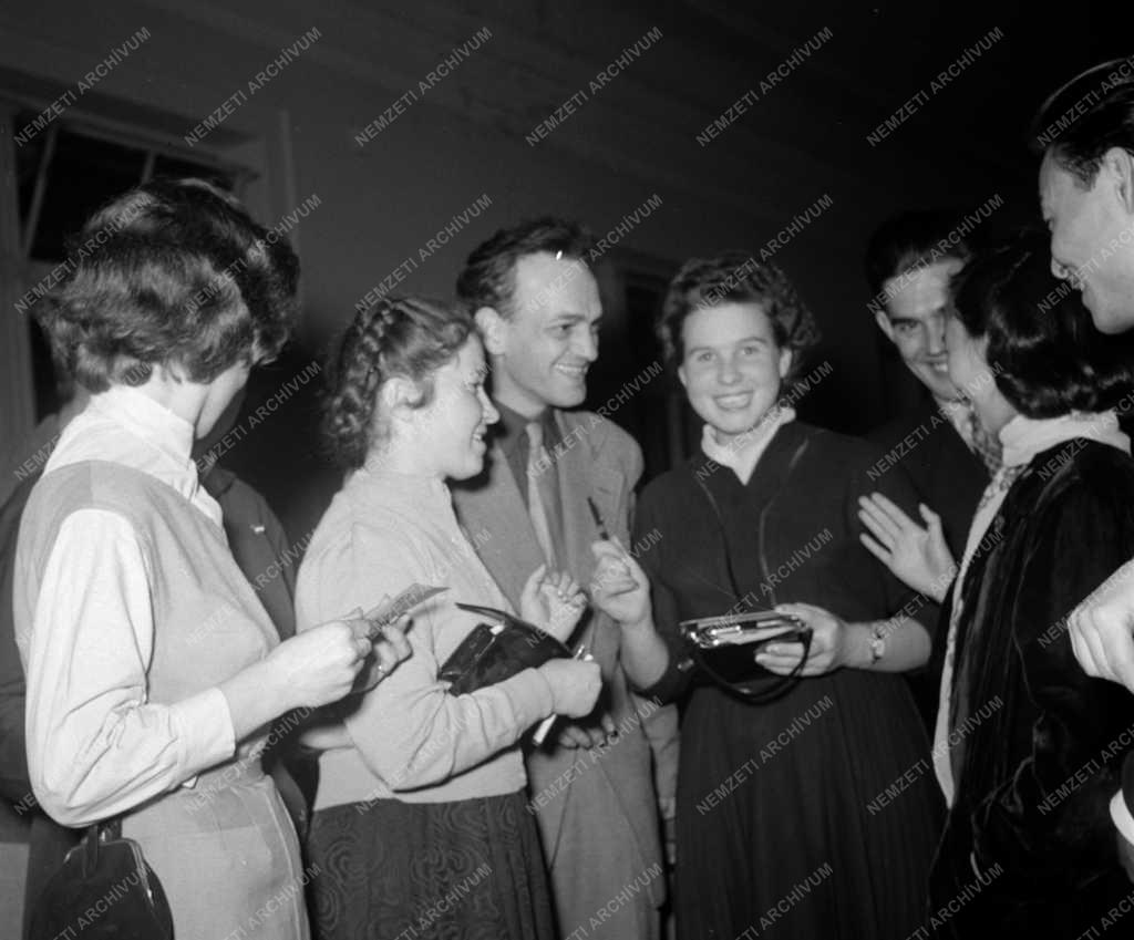 Külkapcsolat - Komszomolista turisták az egyetemen