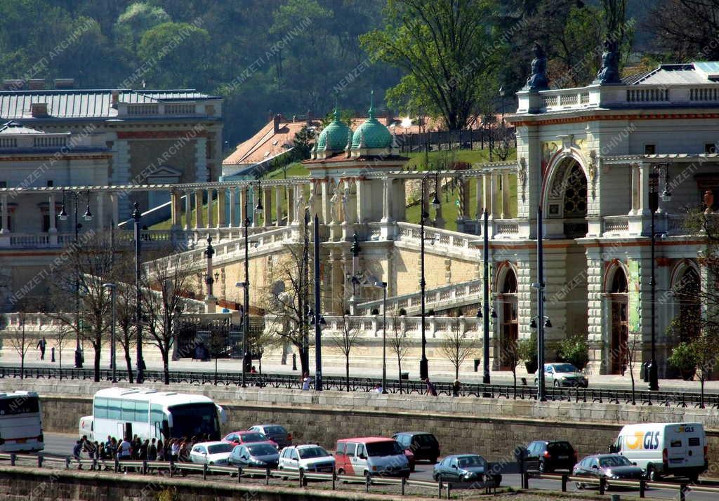Városkép - Budapest - Turisták a Várkert Bazárnál
