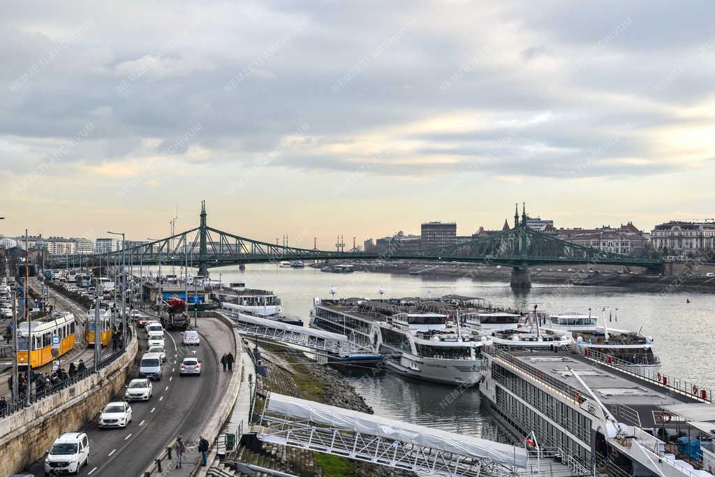 Városkép - Budapest - Pesti alsó rakpart 