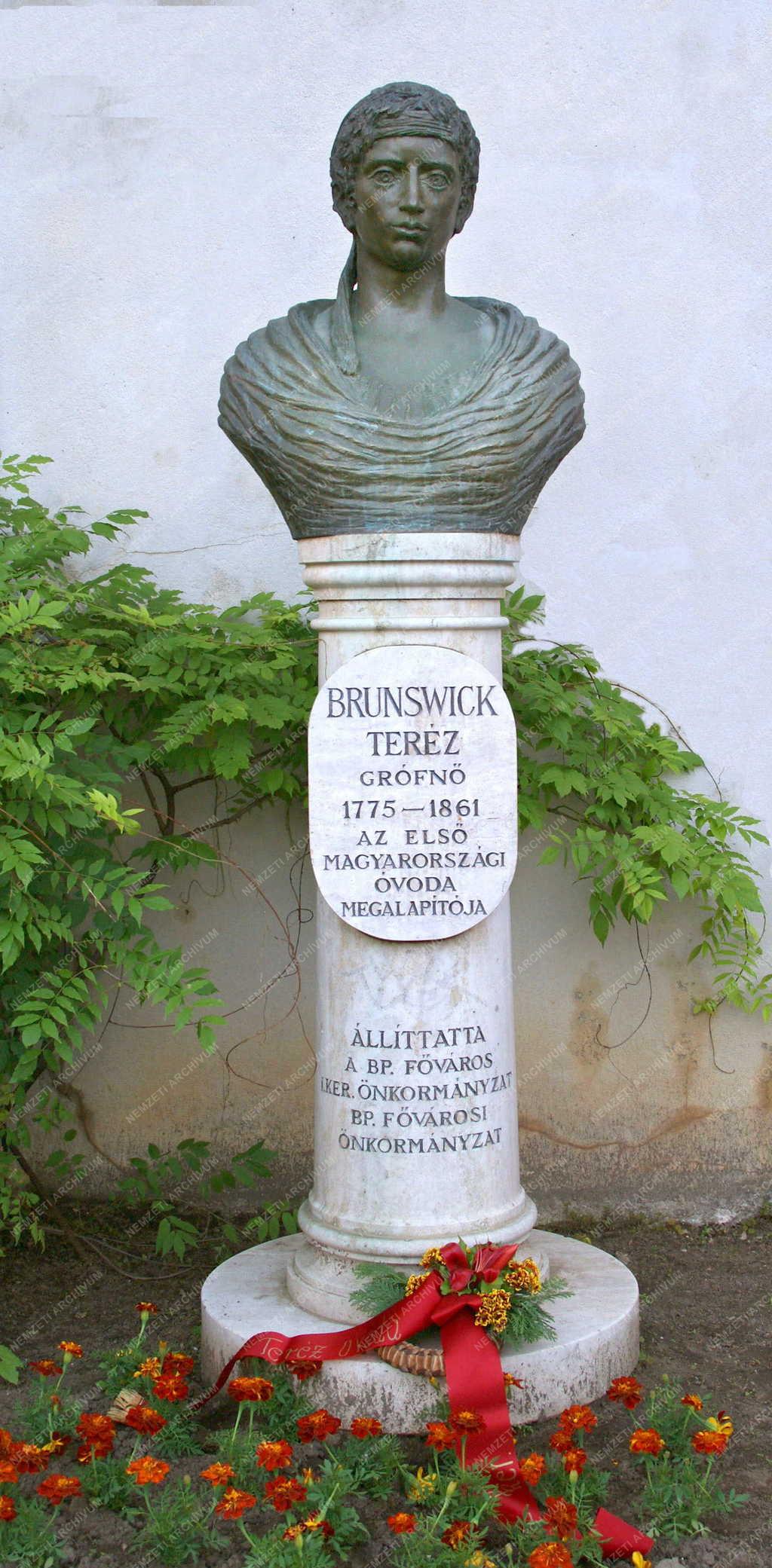 Emlékmű - Brunswick Teréz szobra Budapesten