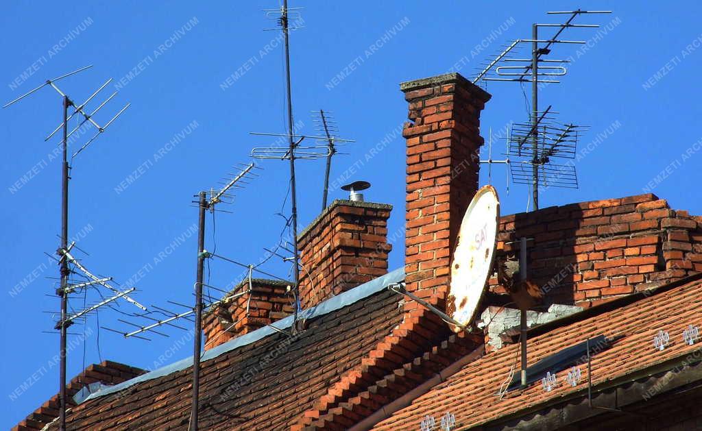 Épület - Egy öreg lakóház kéményei és TV-antennái