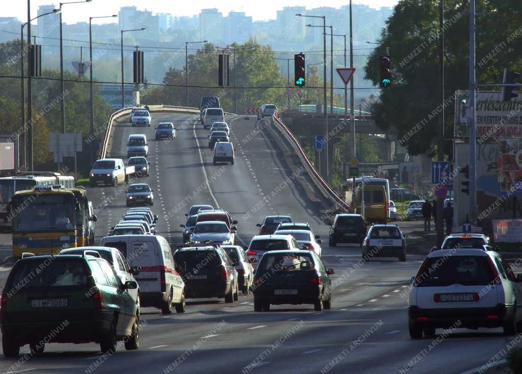 Közlekedés - Városkép - Pécs - Gépkocsiforgalom 