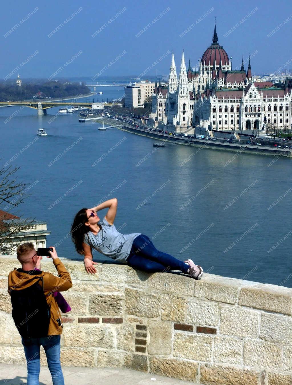 Városkép - Budapest - Emlékképet készítő turisták a Várban