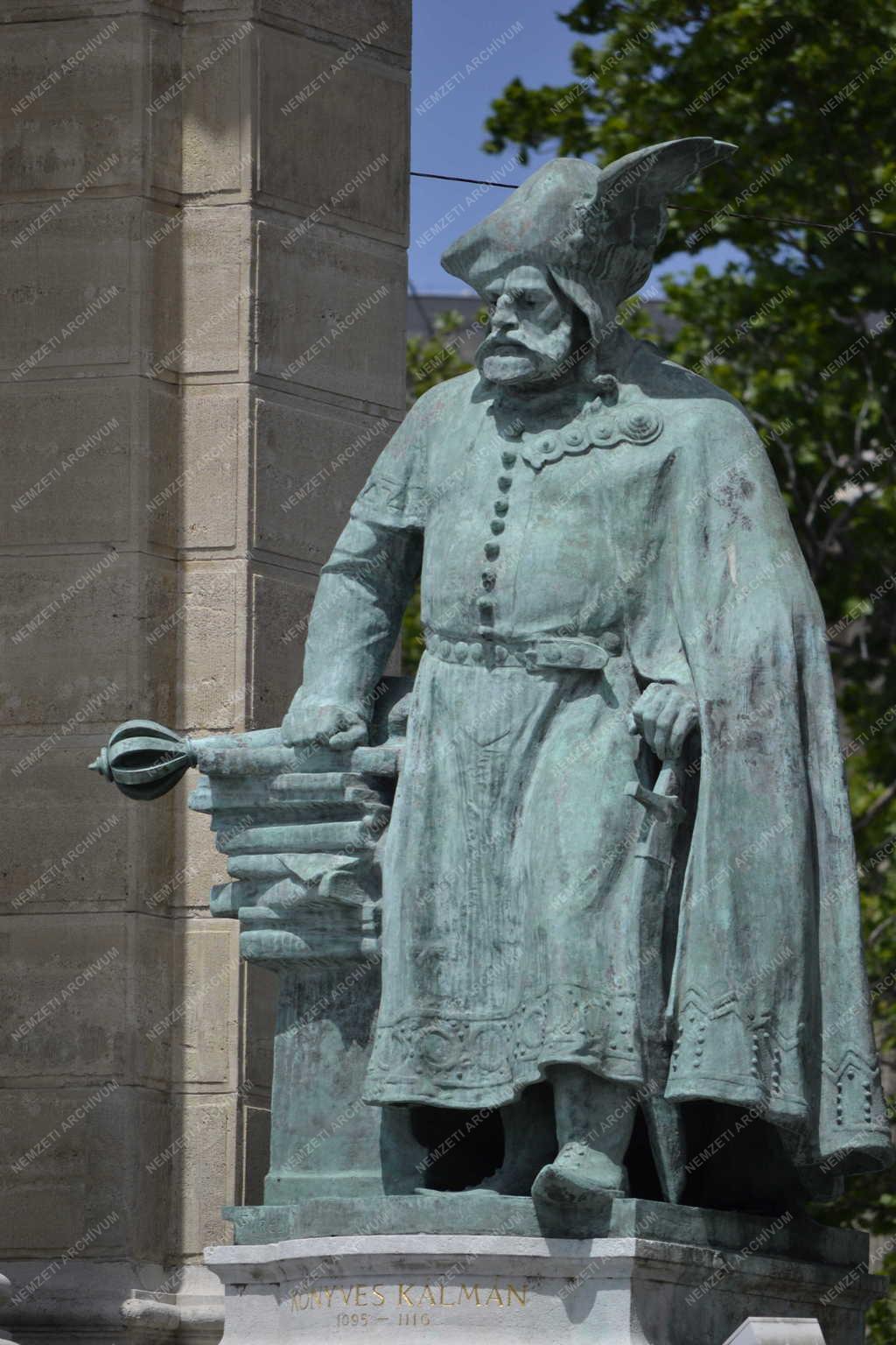 Emlékmű - Könyves Kálmán szobra