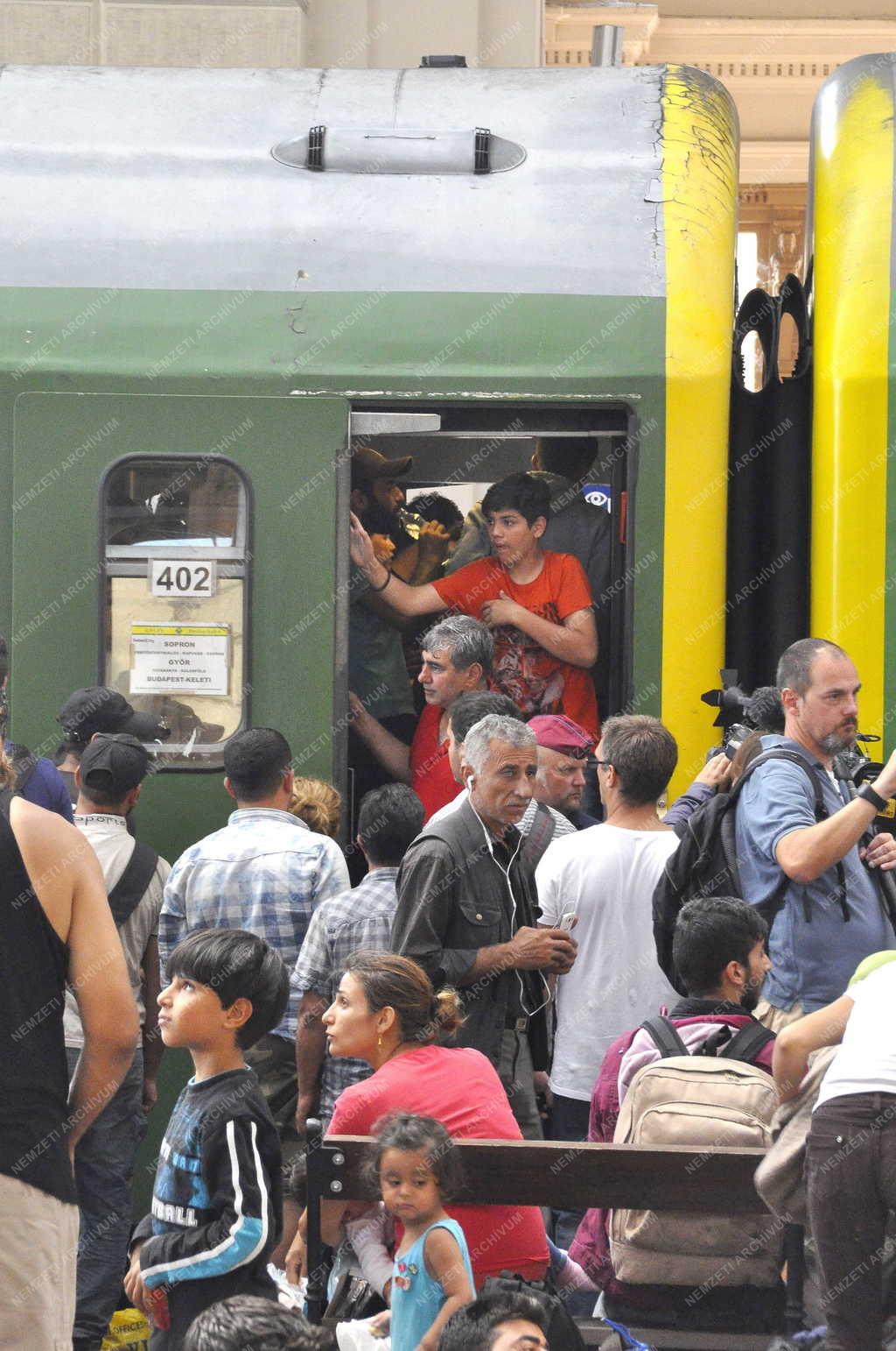 Illegális bevándorlás - Budapest - Migránsok a Keleti pályaudvaron