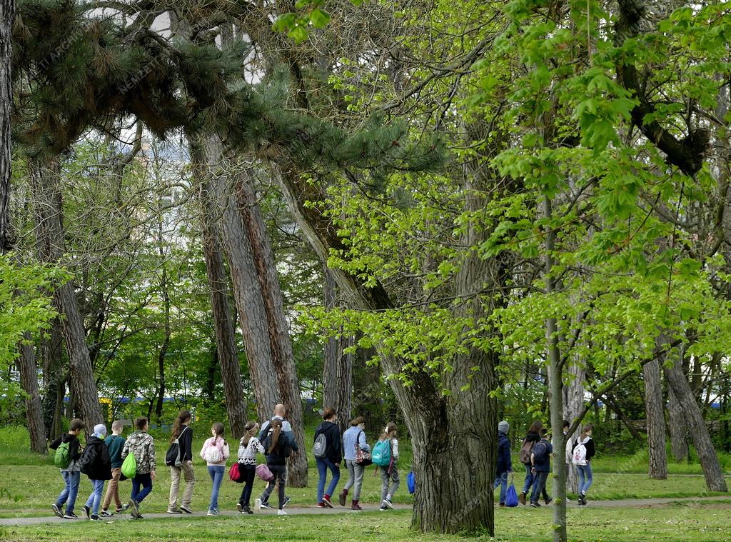 Szabadidő - Gödöllő - Diákok az egyetemi városrész parkjában