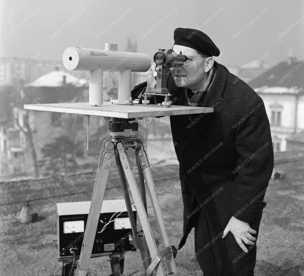 Ipar - Tudomány - Hélium-neon gázlézer kisérlet a MOM laboratóriumában