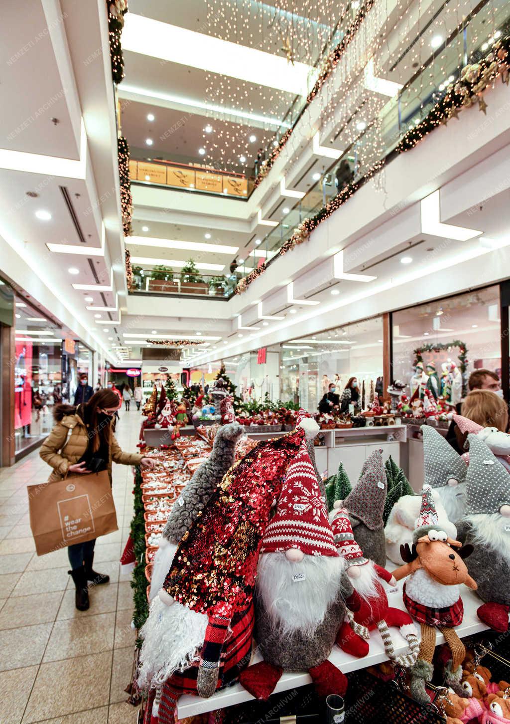 Kereskedelem - Debrecen - Karácsony előtt a Fórum bevásárlóközpontban