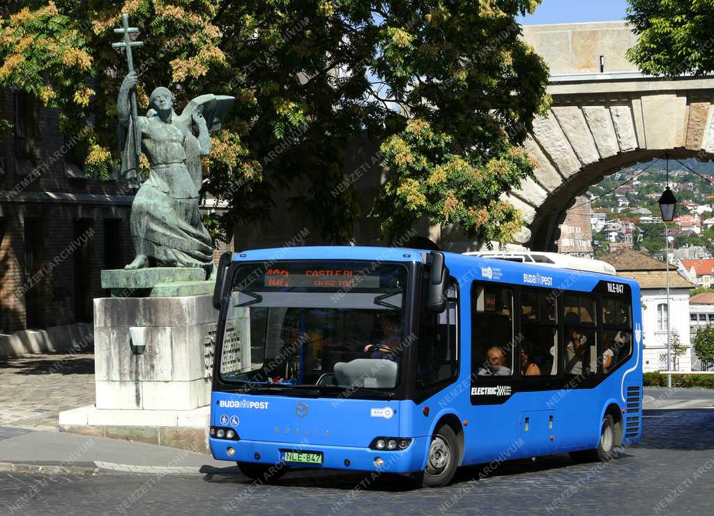 Közlekedés - Budapest - Környezetkímélő autóbusz a Várban