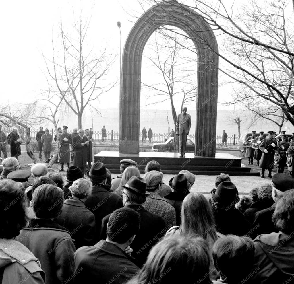 Kultúra - Szoboravatás - 100 éve született Károlyi Mihály 