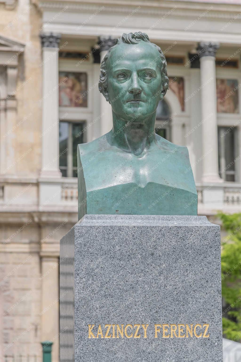 Műalkotás - Budapest - Kazinczy Ferenc szobra