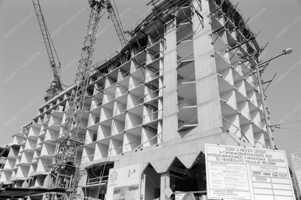 Építőipar - Szálloda épül a Kálvin téren