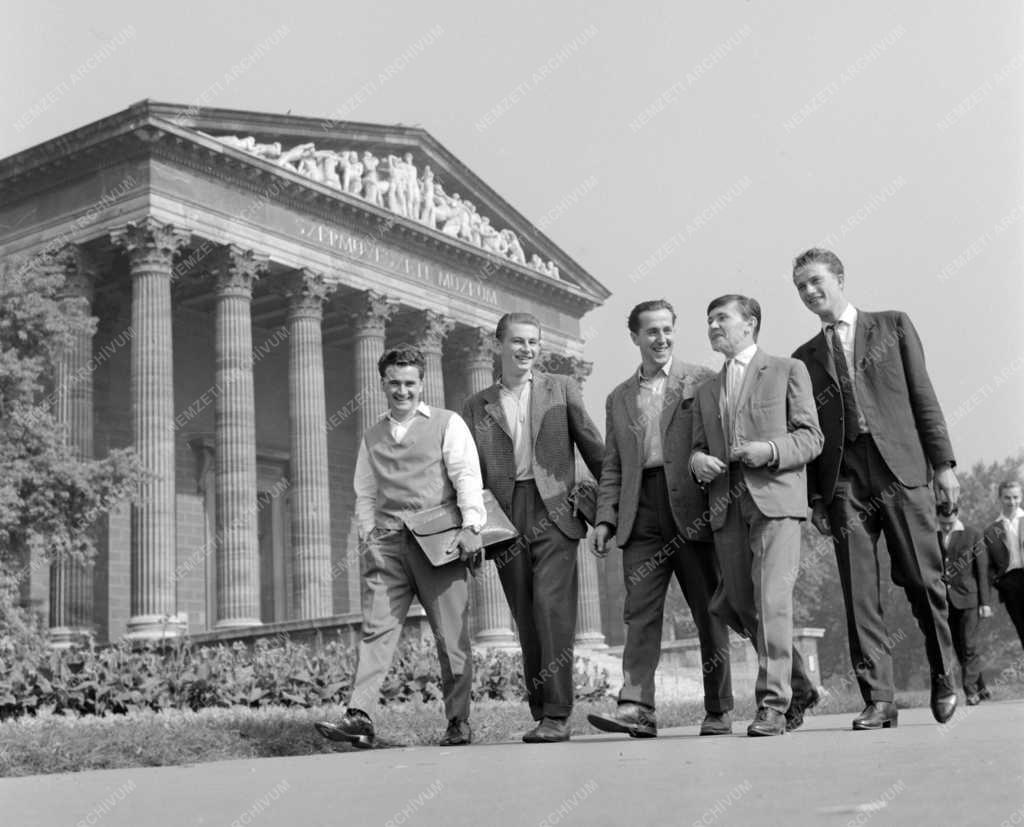 Ifjúság - Magyar Hajó-és Darugyár fiatal munkásai