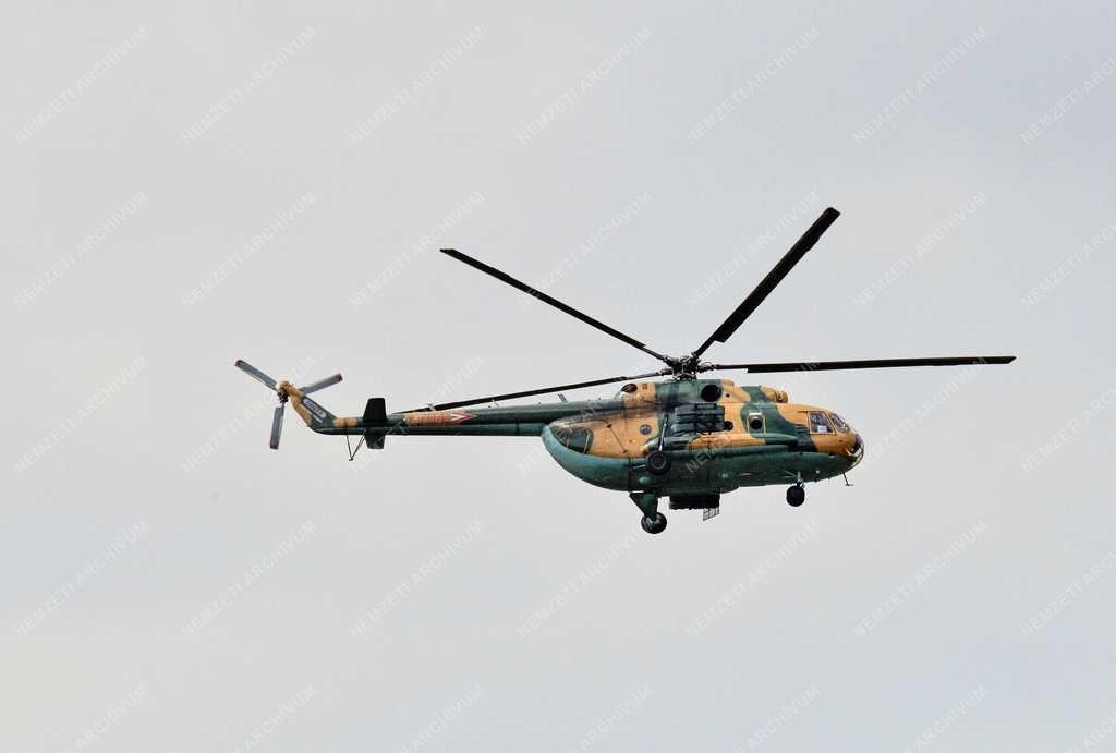 Honvédelem - Budapest - Katonai helikopter