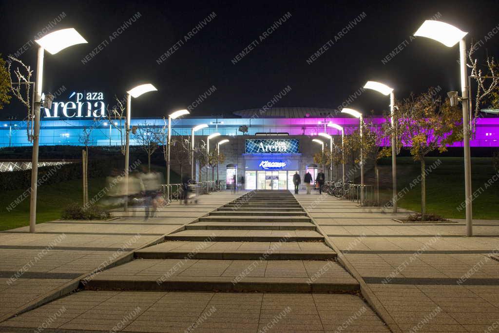 Áruház - Budapest - Az Aréna Pláza főbejárata