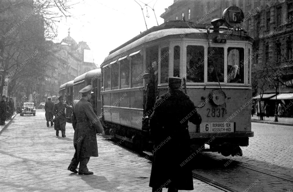 Rendőrség - Razzia a 6-os villamoson
