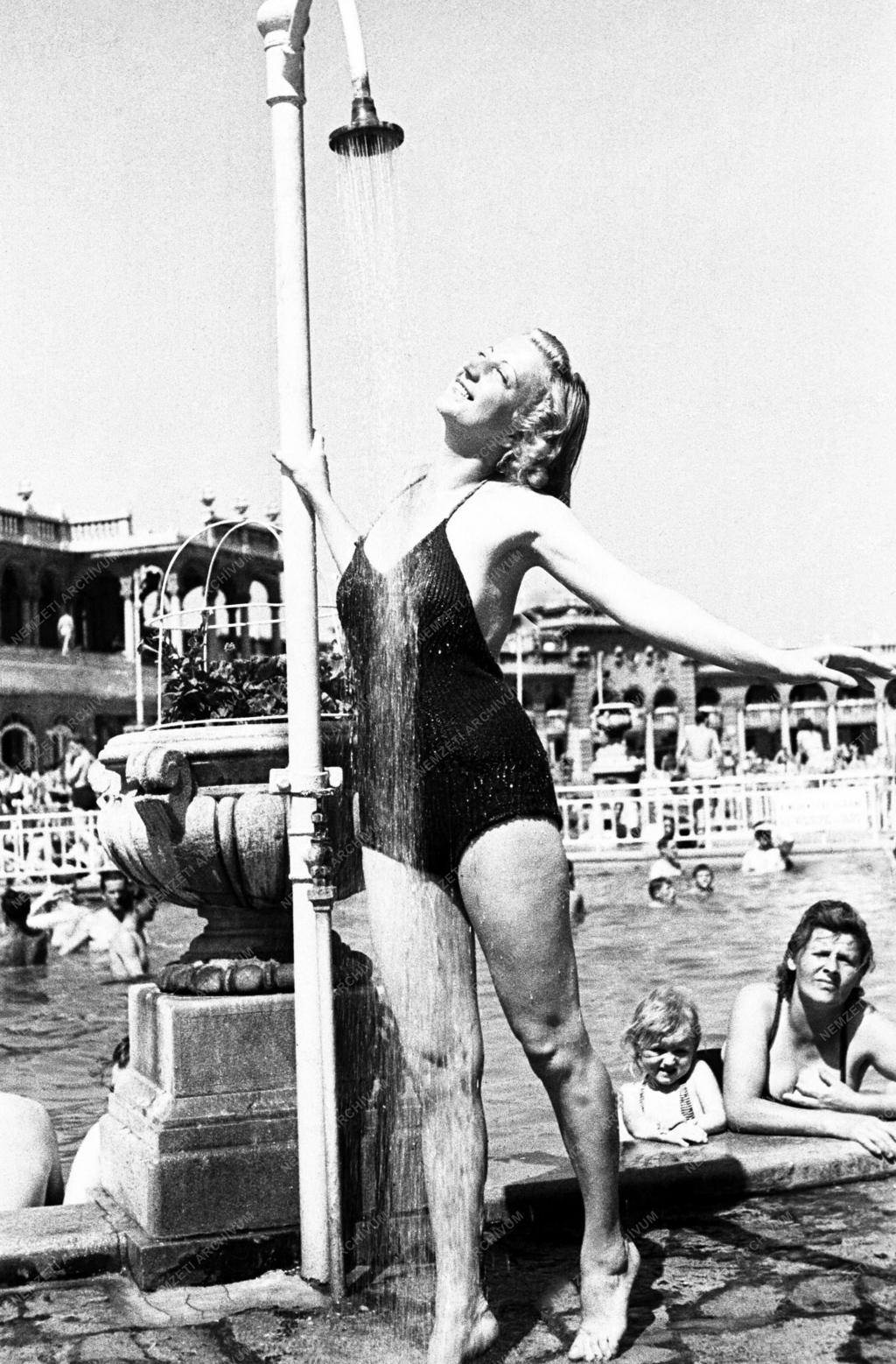 Városkép-életkép - Széchenyi strandfürdő