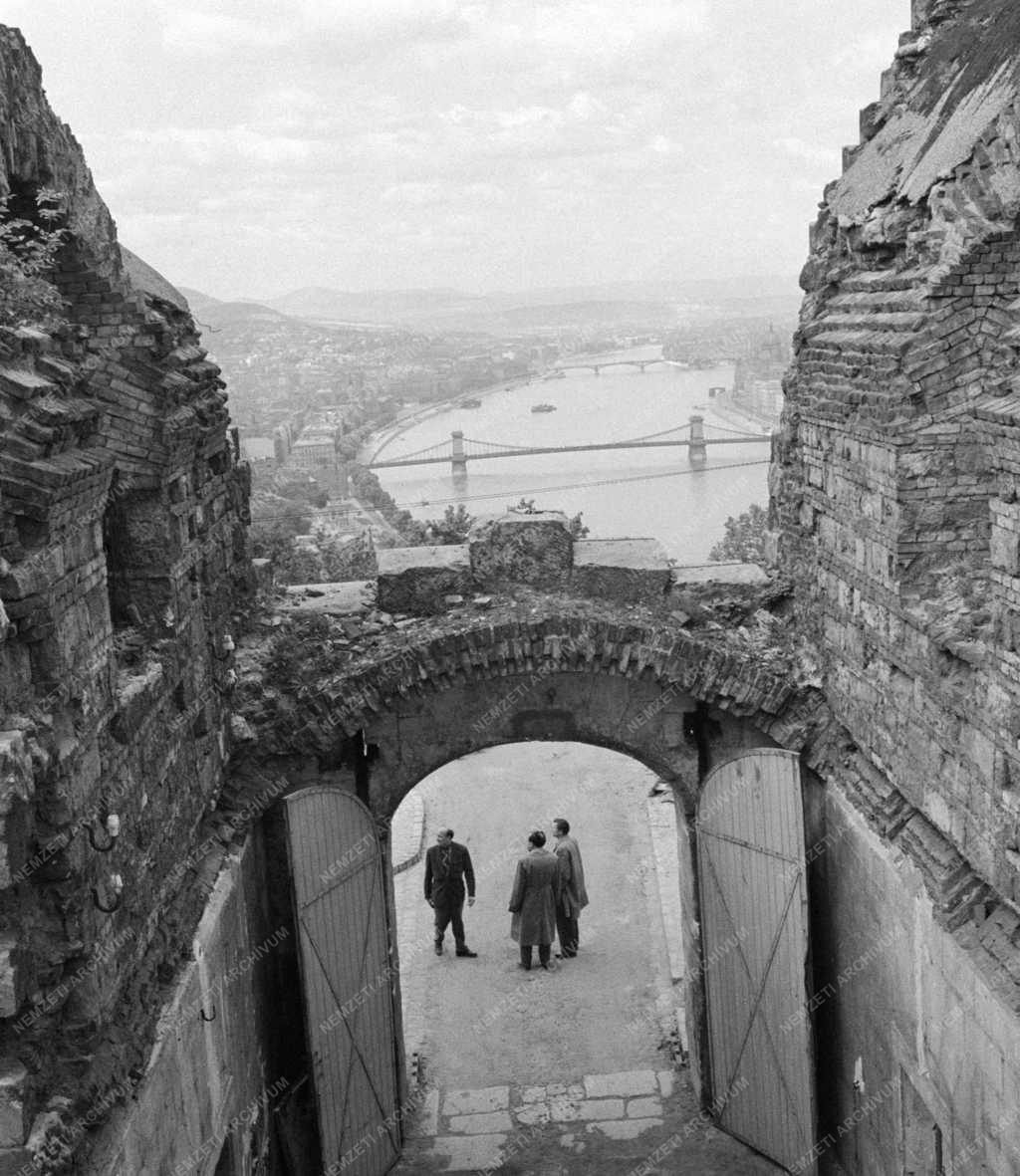 Városkép - Budapesti látkép a Citadella kapujából