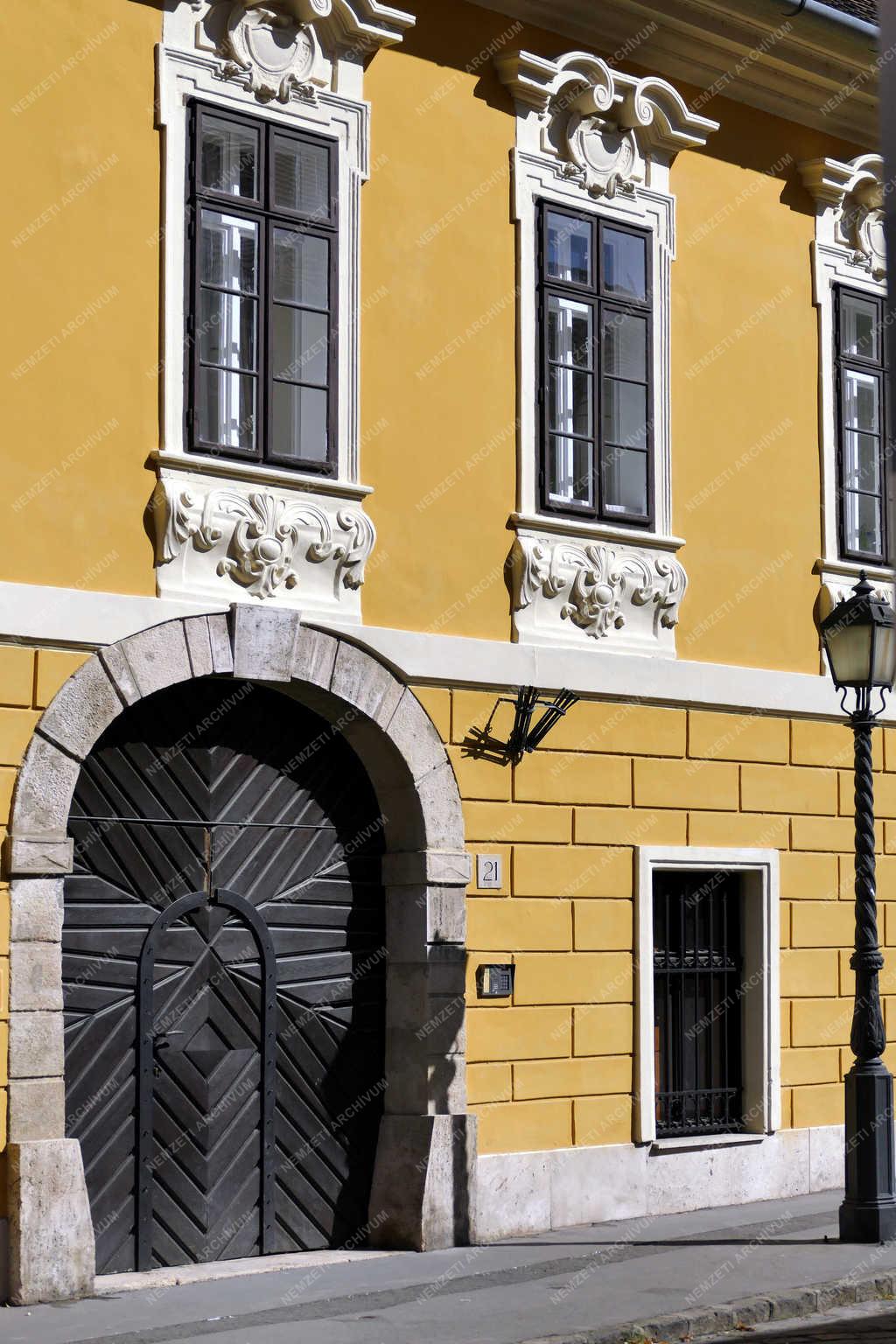 Műemlék épület - Budapest - A Zichy-palota bejárata a Várban