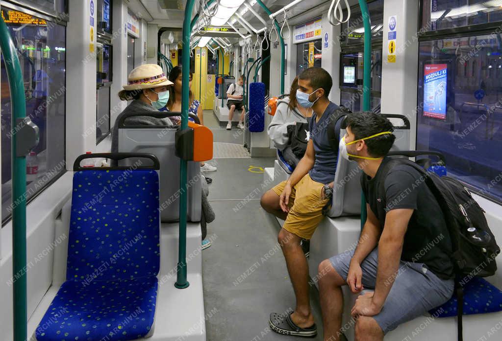 Közlekedés - Budapest - Védőmaszkos utasok közösségi járművön