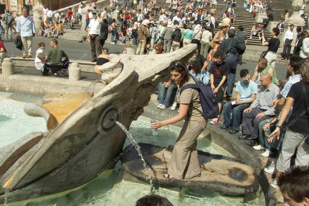 Olaszország - Róma-Piazza di Spagna turistákkal