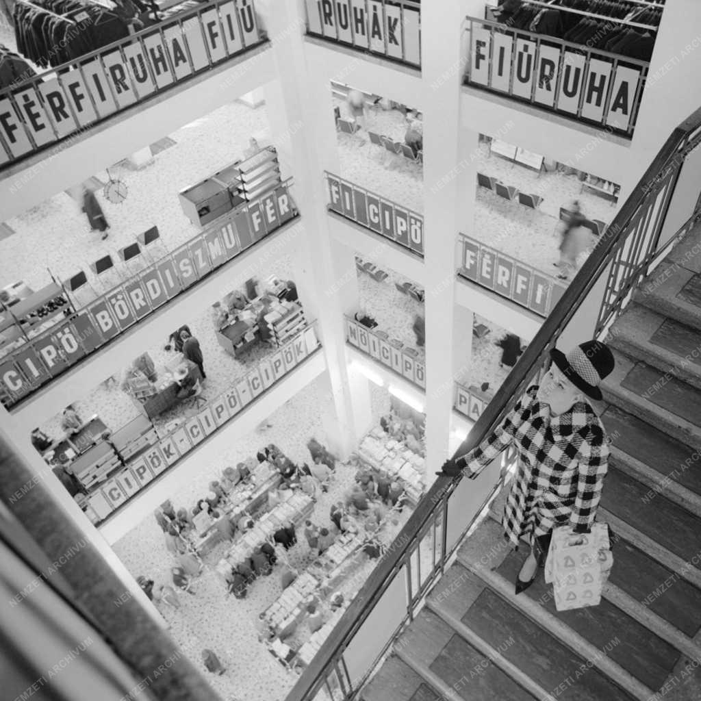 Kereskedelem - Forgalom a Divatcsarnokban