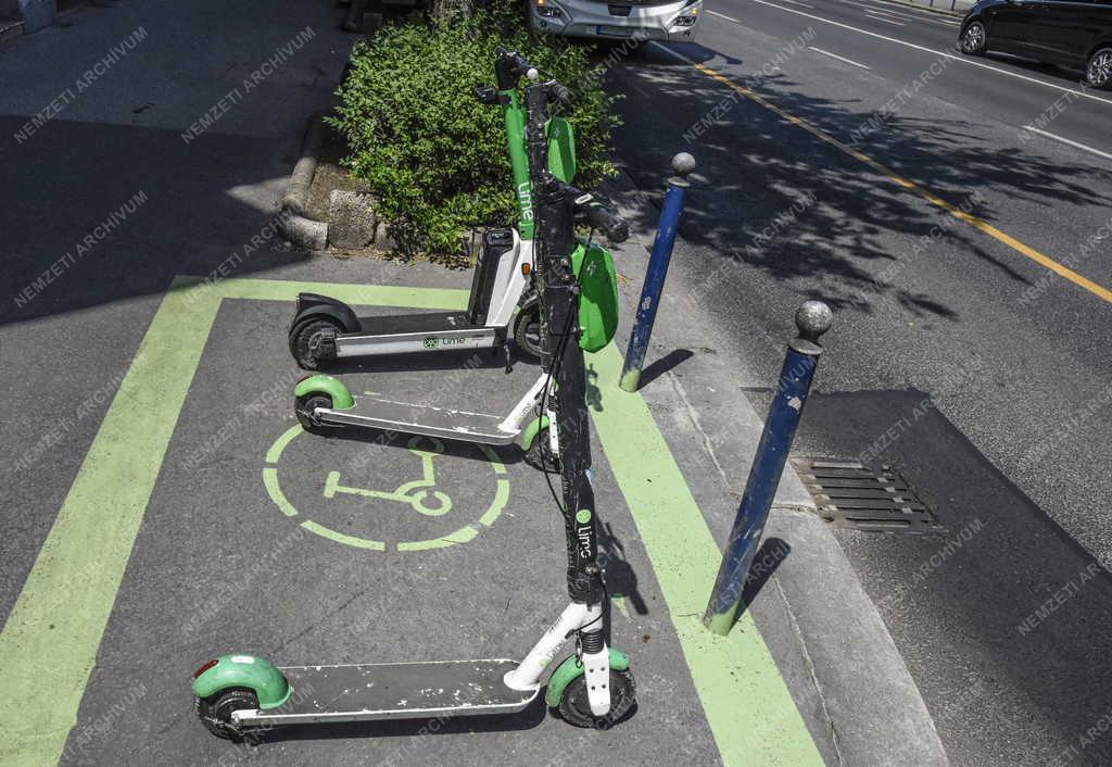 Közlekedés - Budapest - Elektromos rollerek parkolója