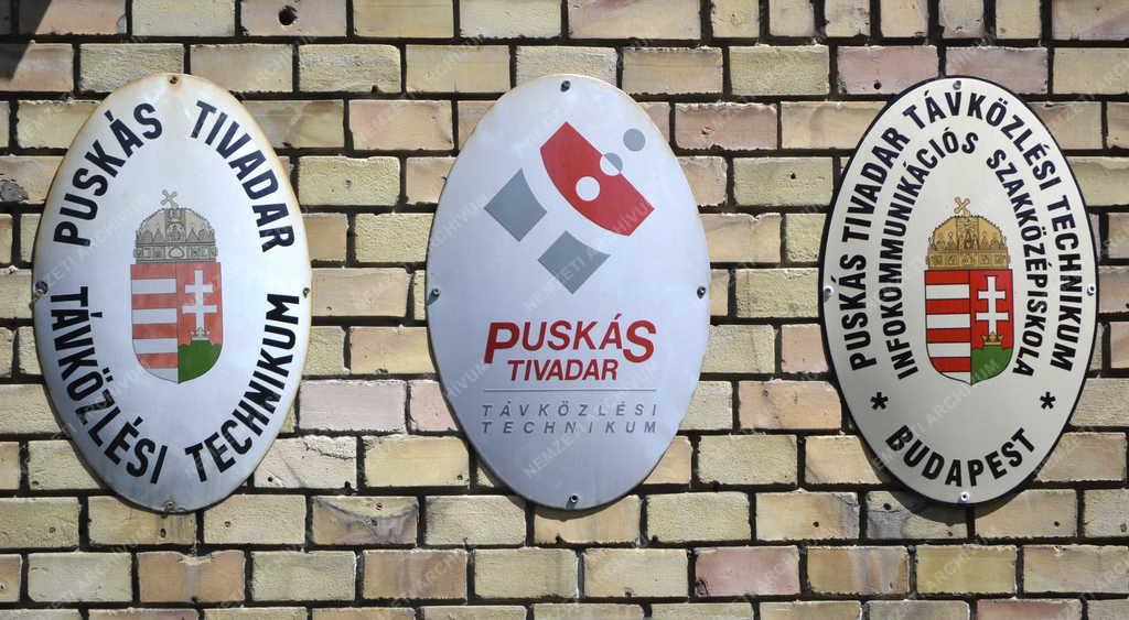 Tárgy - Budapest - Intézmény névtáblák