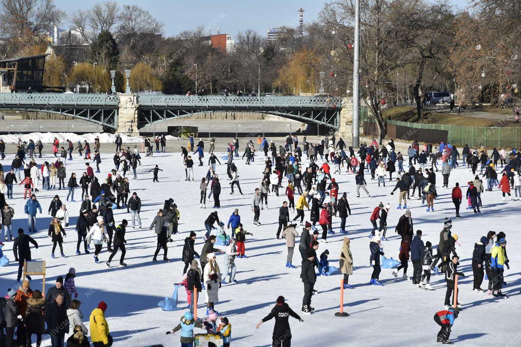 Sport- Szabadidő - Budapest - Korcsolyázók a Városligeti Műjégpályán