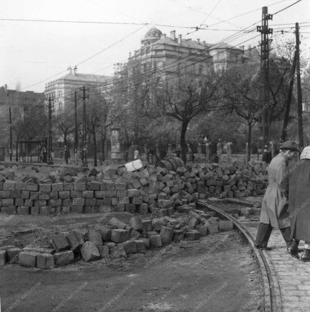 Ötvenhat emléke - Barikád a Móricz Zsigmond körtérnél