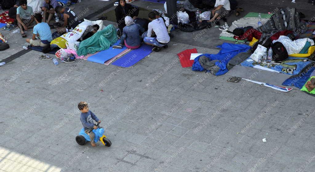 Illegális bevándorlás - Budapest - Migránsok a Baross téren
