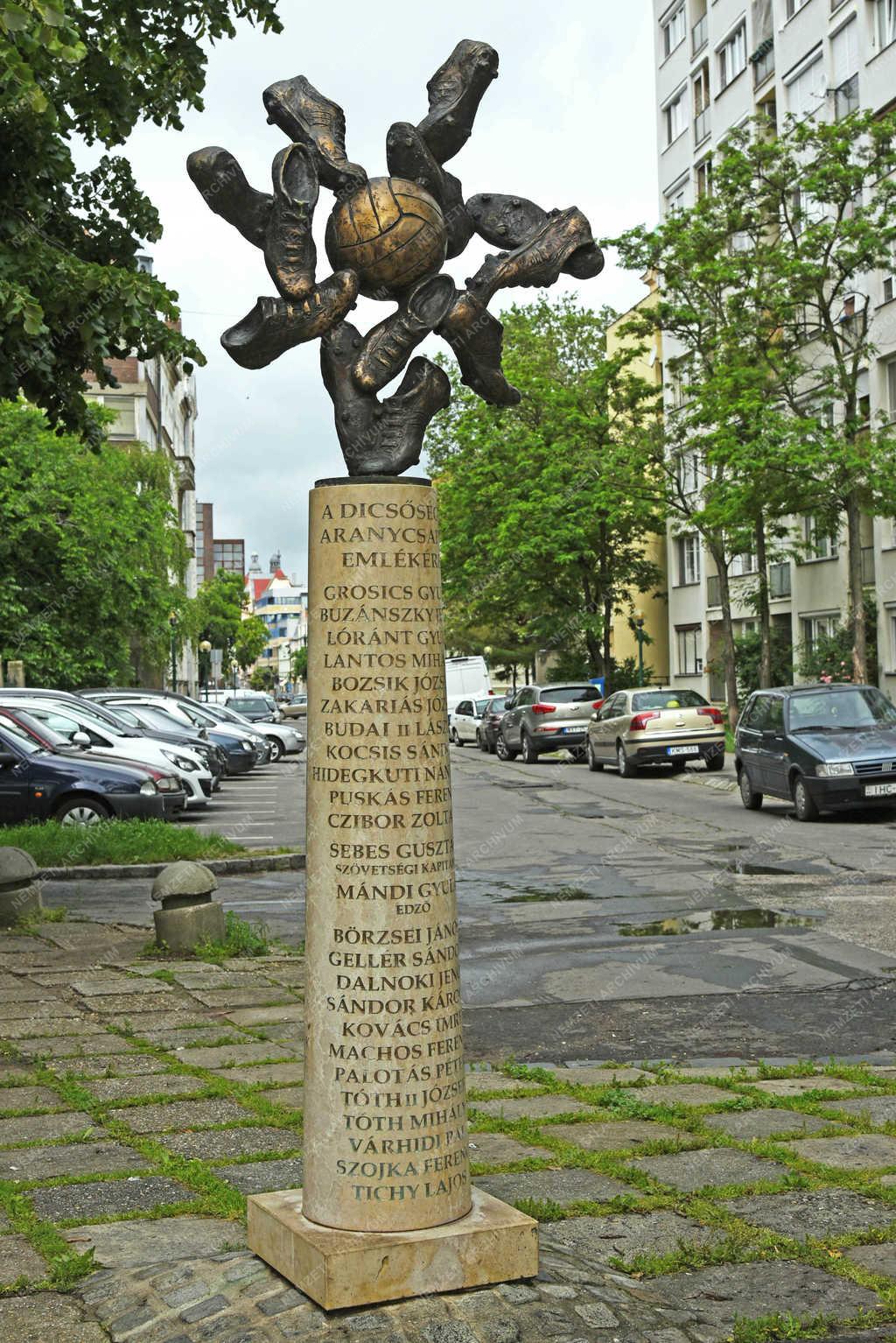 Köztéri szobor - Szeged - A dicsőséges aranycsapat emlékére