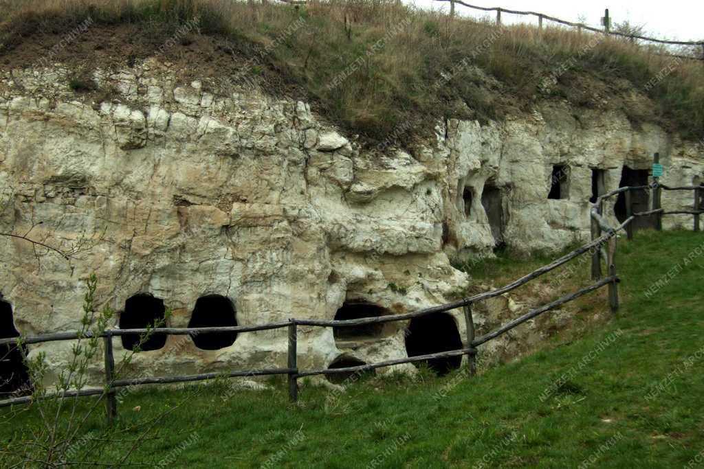 Szegénység - Barlanglakás