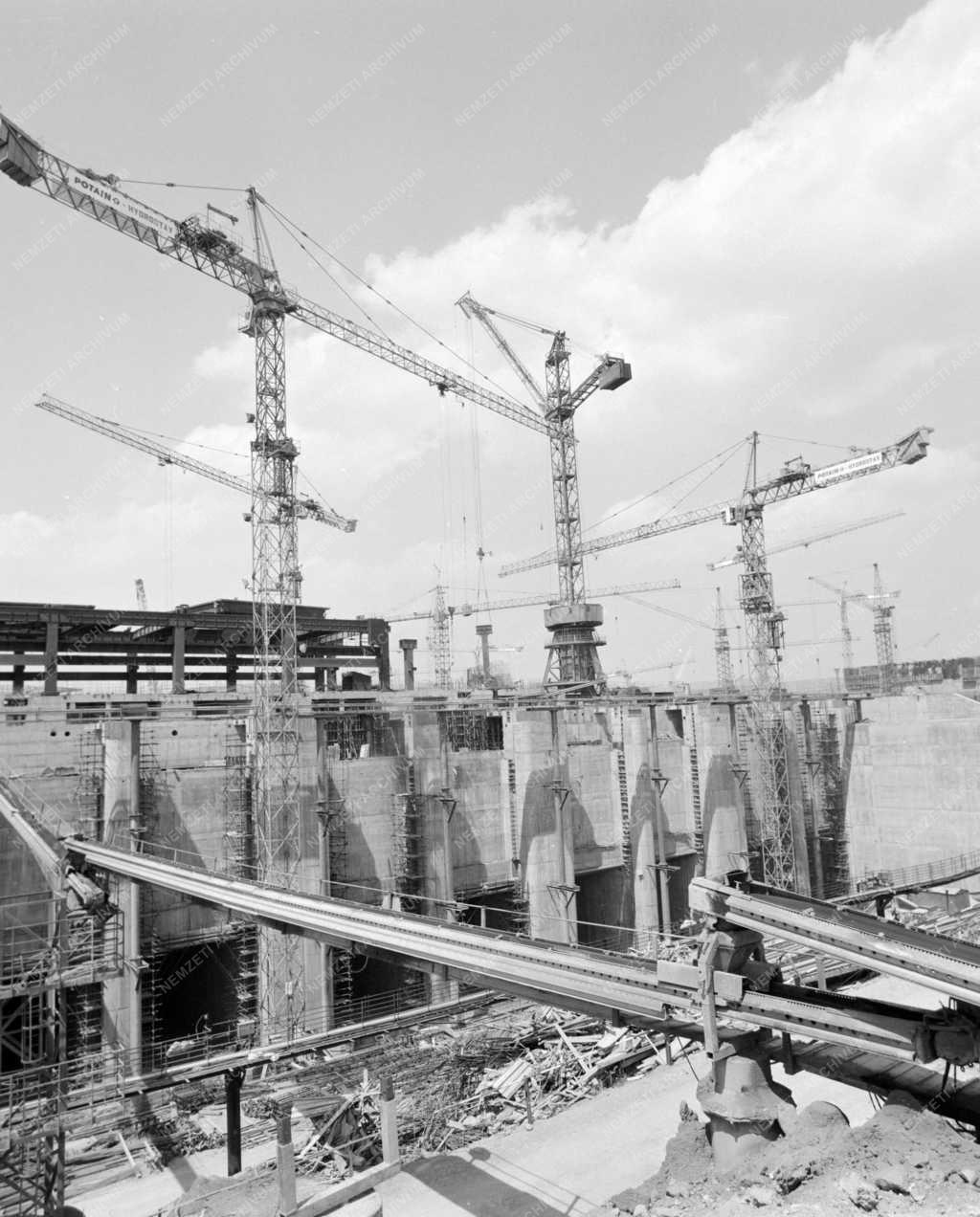 Ipar - Építőipar - Épül a Gabcikovo-Nagymarosi vízlépcső