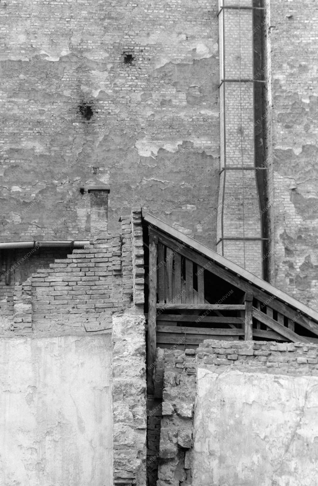 Városkép - Téglafal a IX. kerületben