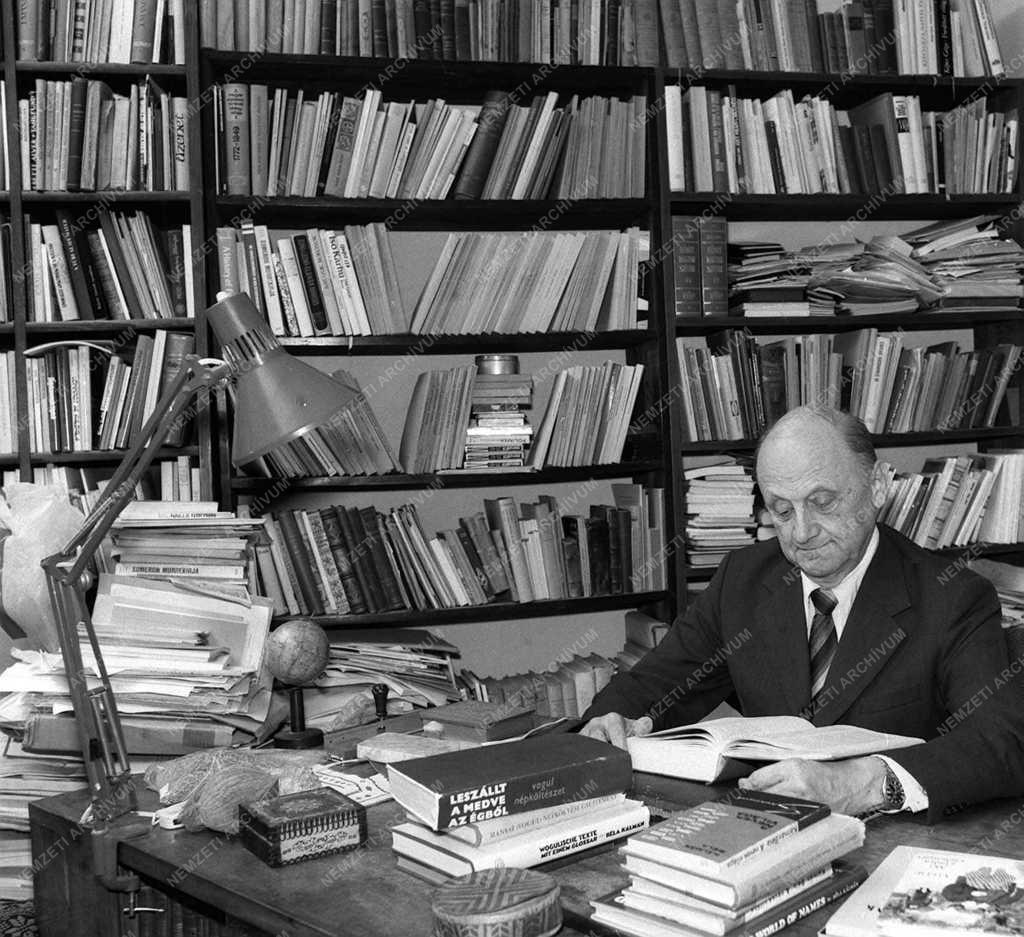 Kálmán Béla nyelvész, akadémikus