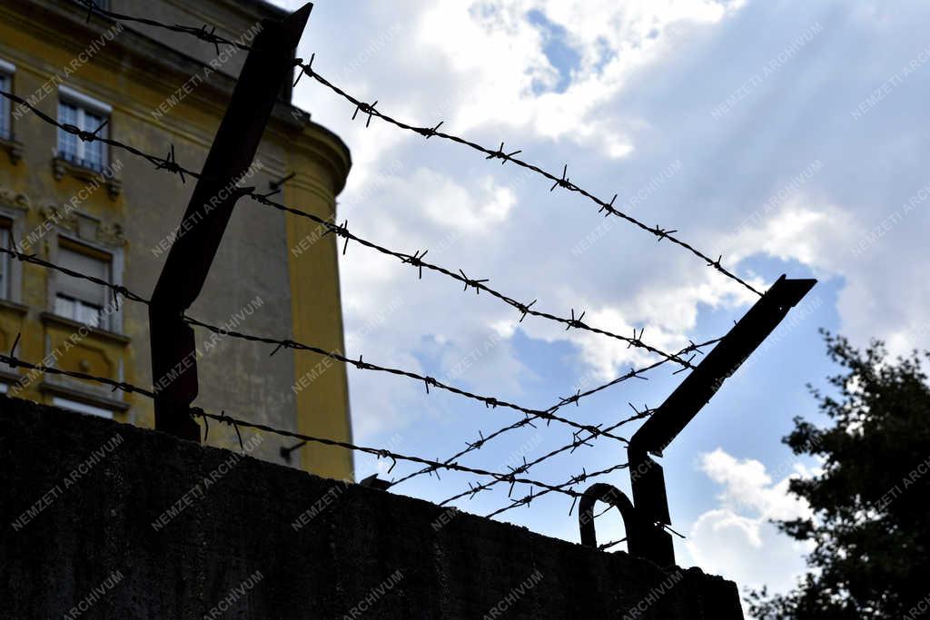 Köztéri szobor - Budapest - Üldözöttek emlékére