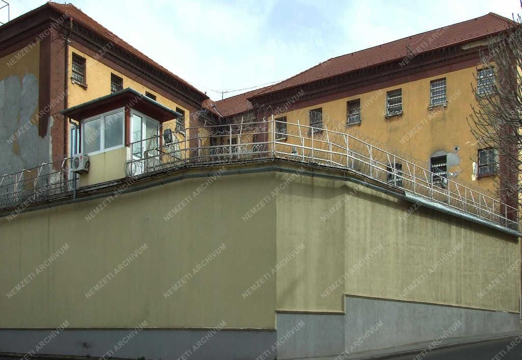 Középület - Szekszárd - A megyei BV-épület