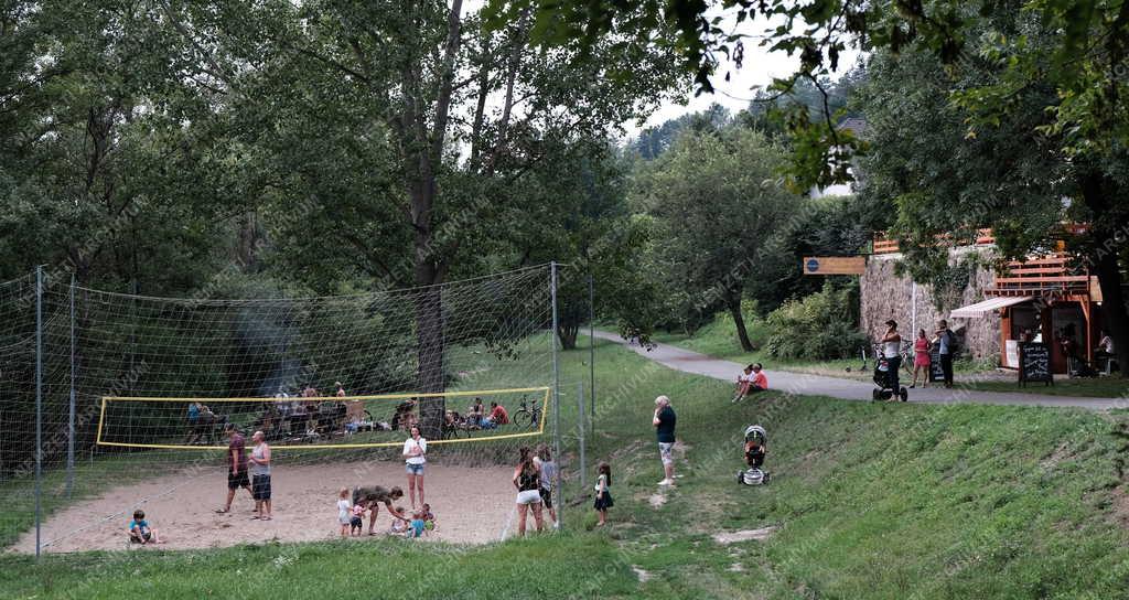 Szabadidő - Sportpálya Zebegénynél