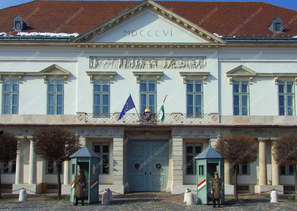 Városkép - Díszőrség a Sándor-palotánál