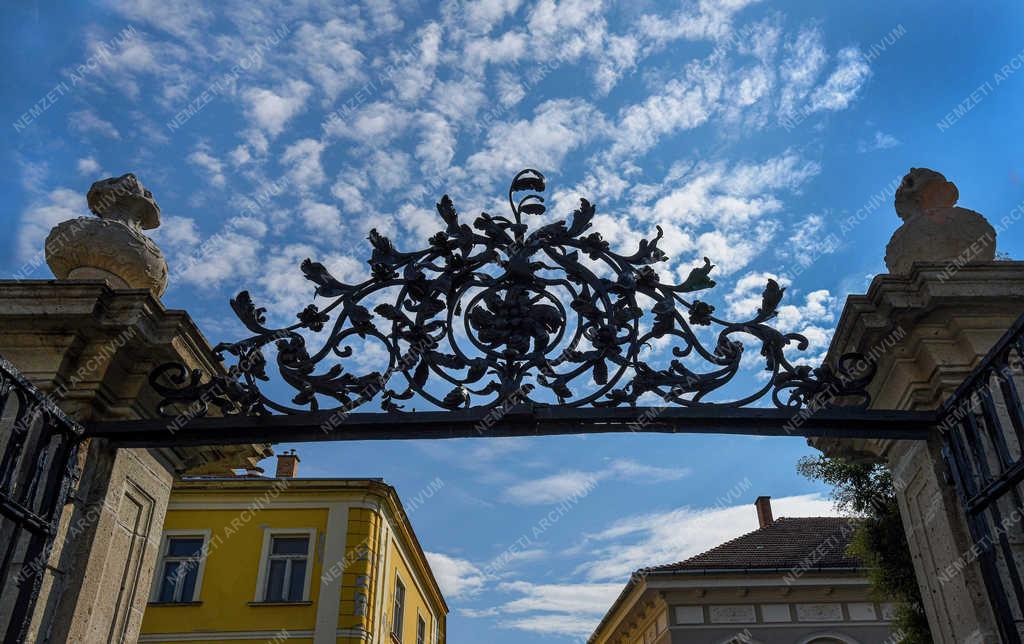 Eger - Kovácsoltvas kapudísz a Széchenyi utcában